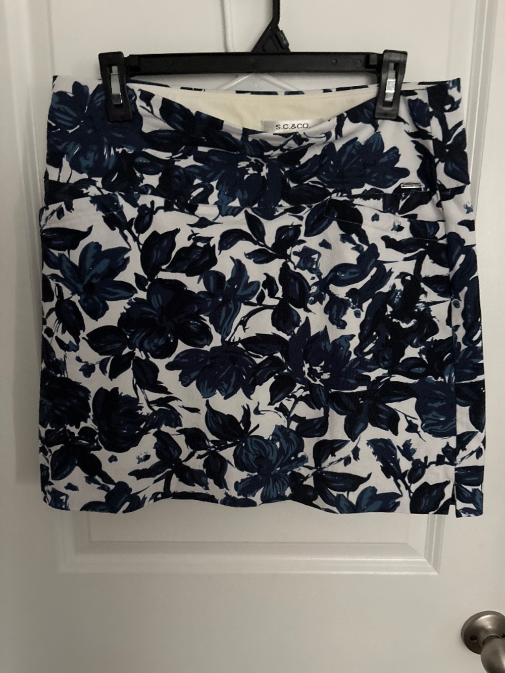 S.C & CO. Navy/black floral skort